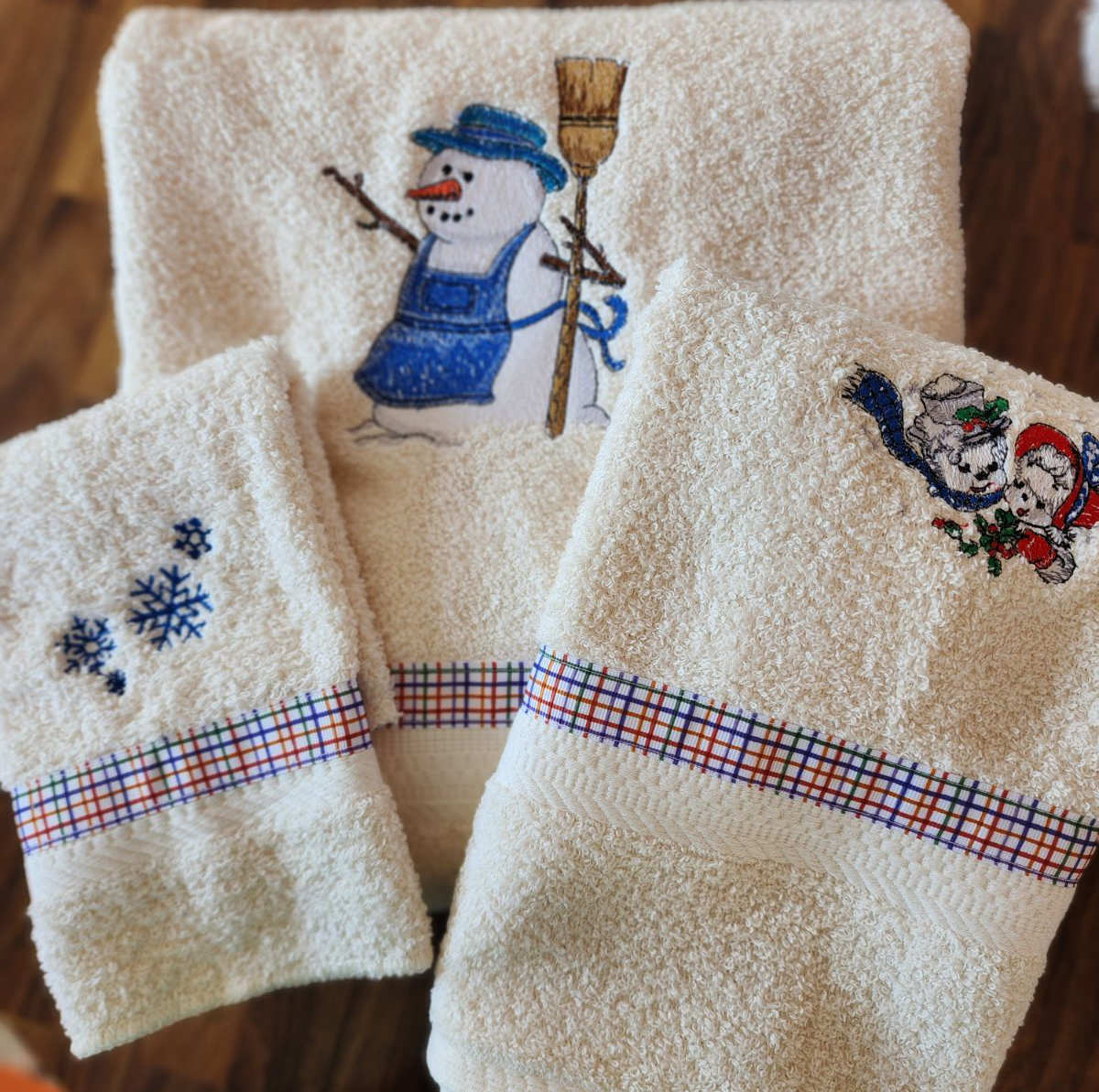 Snowman Hand Towel Set On Cream Towels