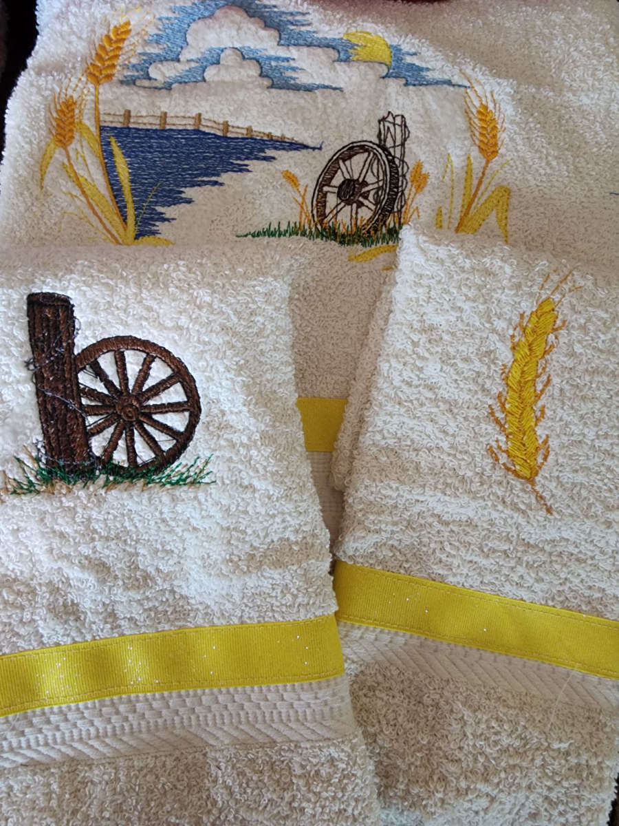 Wagon Wheel Western Towel Set On Cream